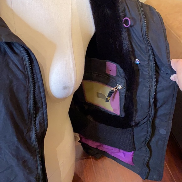 LIKE NEW ARITZIA SUMMIT PARKA - Picture 9 of 11